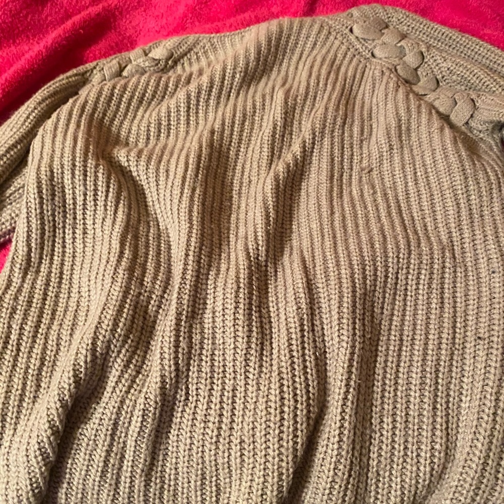Tan pullover - Picture 2 of 2